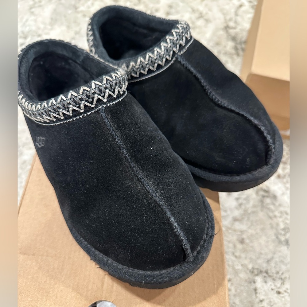 UGG TASMAN BLACK WOMANS size 6 worn